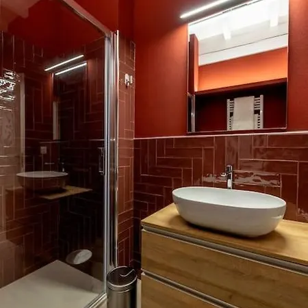 Red - Center & Garage Apartment *