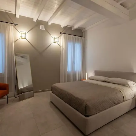 Red - Center & Garage Apartment Parma