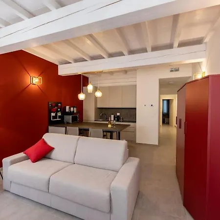 Red - Center & Garage Apartment Parma